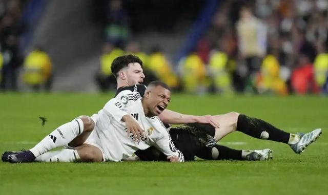 神奇一击！足球场上的绝杀瞬间