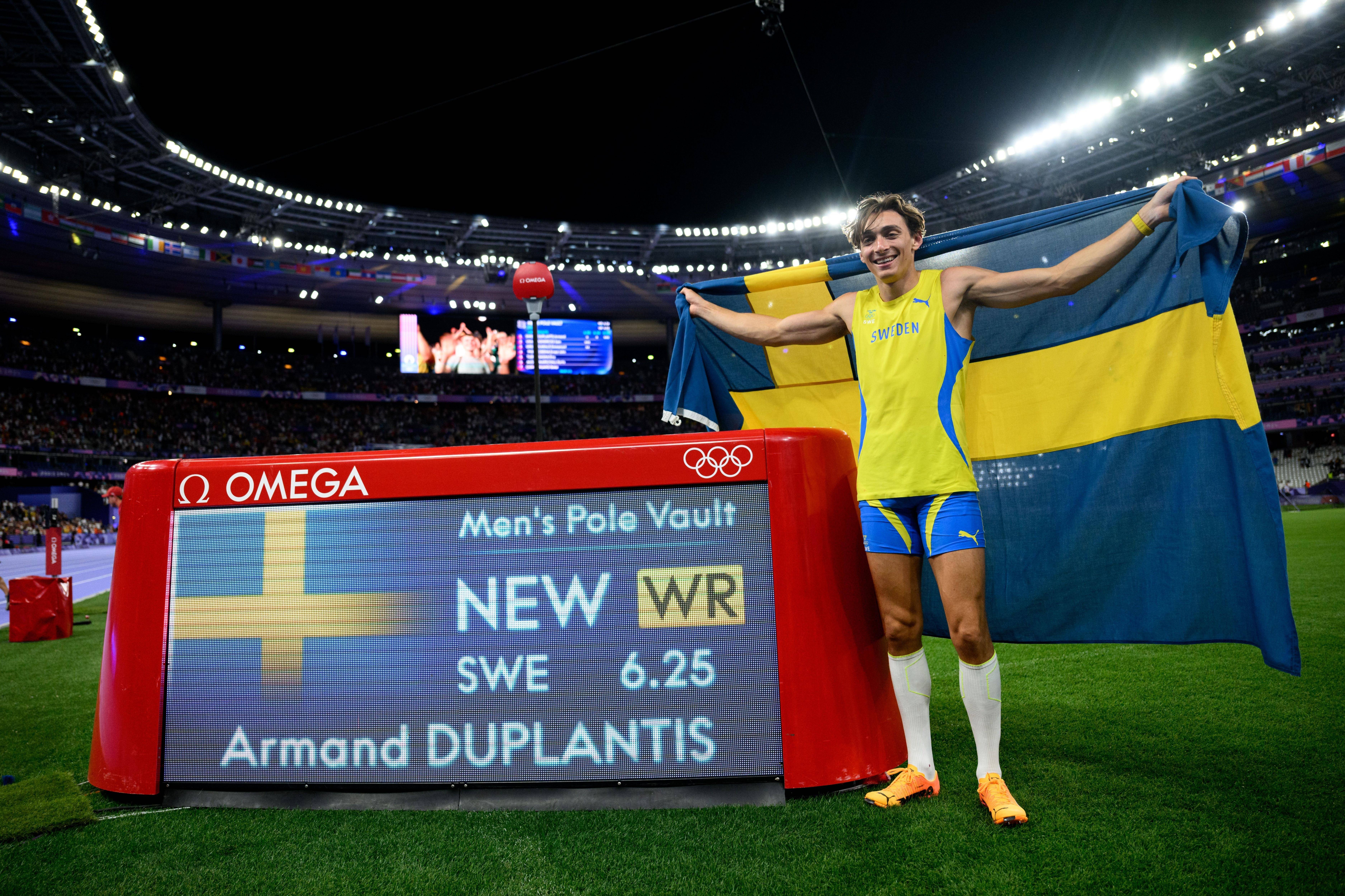 日本选手刷新游泳世界纪录,夺得金牌 日本选手刷新游泳世界纪录,夺得金牌