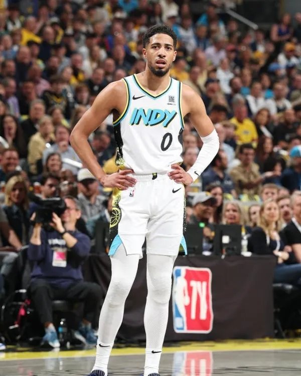 雄鹿主场力克爵士,字母哥砍下40分的简单介绍 雄鹿主场力克爵士,字母哥砍下40分的简单介绍