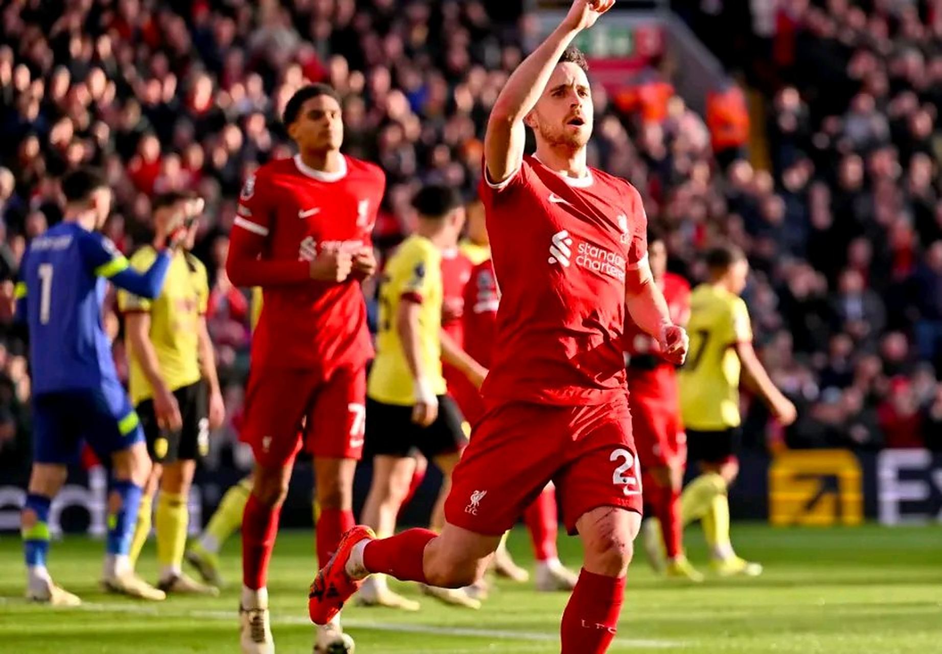 星空体育网站入口-利物浦前锋连续破门，英超领头羊紧咬追赶